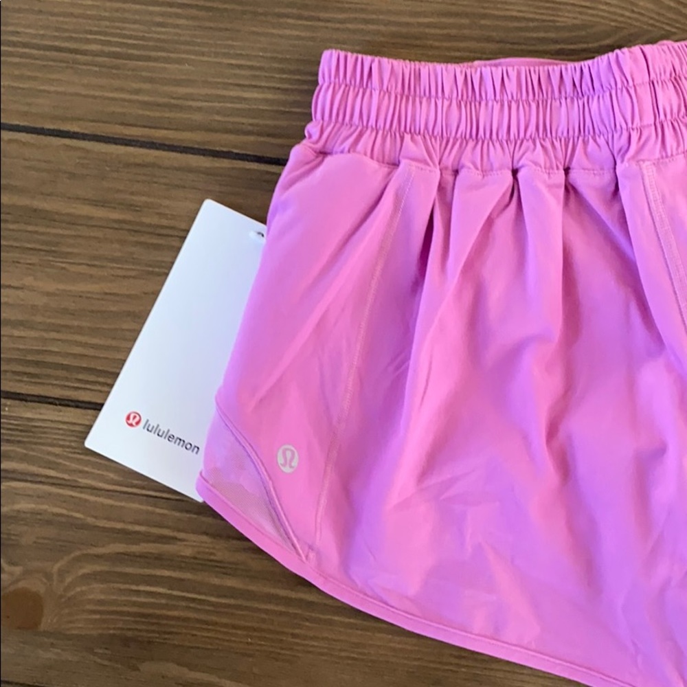 Lululemon hotty hot LR short 2.5” - Picture 3 of 3